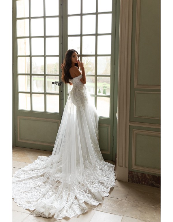 Vestido de novia con escote barco y maxi cola de Pollardi 2
