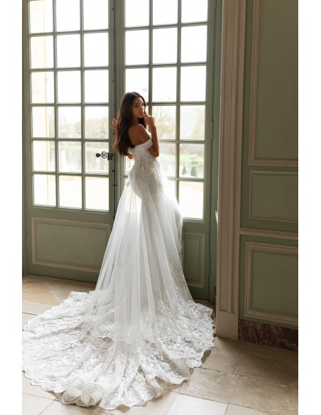 Wedding dress with boat neckline and maxi tail Wedding dress with boat neckline and maxi tail
