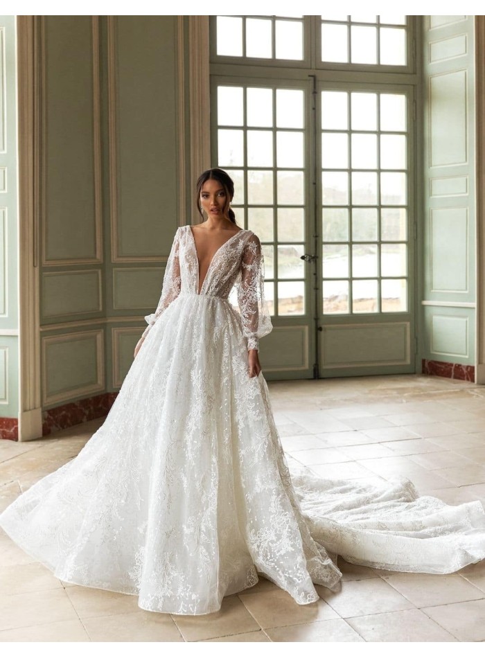 Wedding dress with long sleeves and a pronounced V-neckline from Pollardi