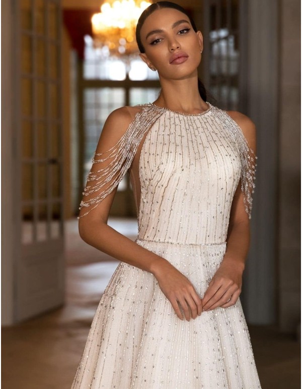 Vestido de novia con hombros de pedrería caídos en INVITADISIMA 2