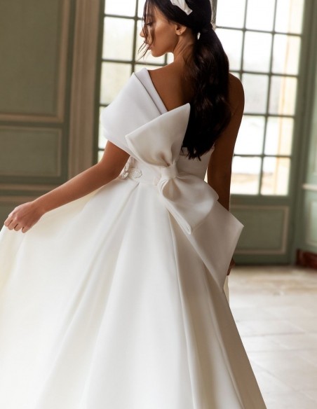 Off-the-shoulder wedding dress with maxi bow beautiful Off-the-shoulder wedding dress with maxi bow beautiful