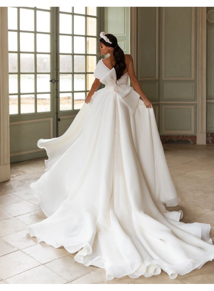 Off-the-shoulder wedding dress with maxi bow from Pollardi