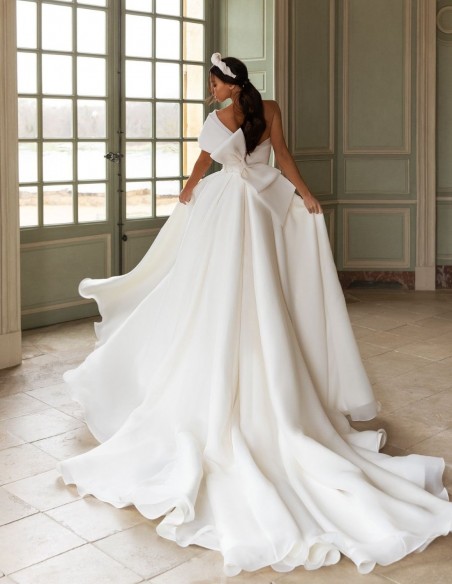 Off-the-shoulder wedding dress with maxi bow from Pollardi Off-the-shoulder wedding dress with maxi bow from Pollardi