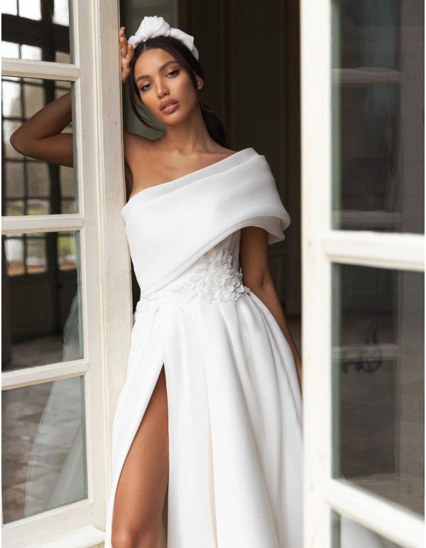 Vestido de novia con hombro descubierto y maxi lazo en INVITADISIMA