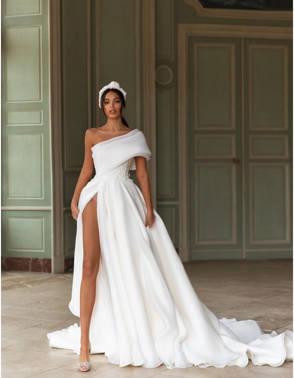 Vestido de novia con hombro descubierto y maxi lazo en INVITADISIMA 2