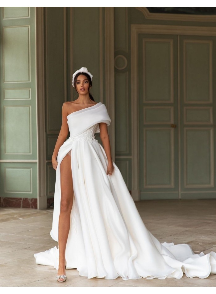 Off-the-shoulder wedding dress with maxi bow