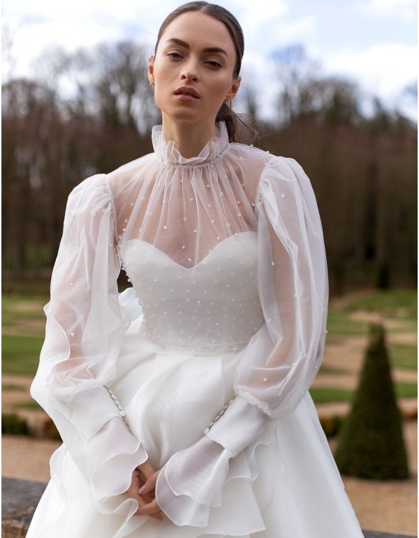Vestido de novia de manga larga y falda a capas precioso 2