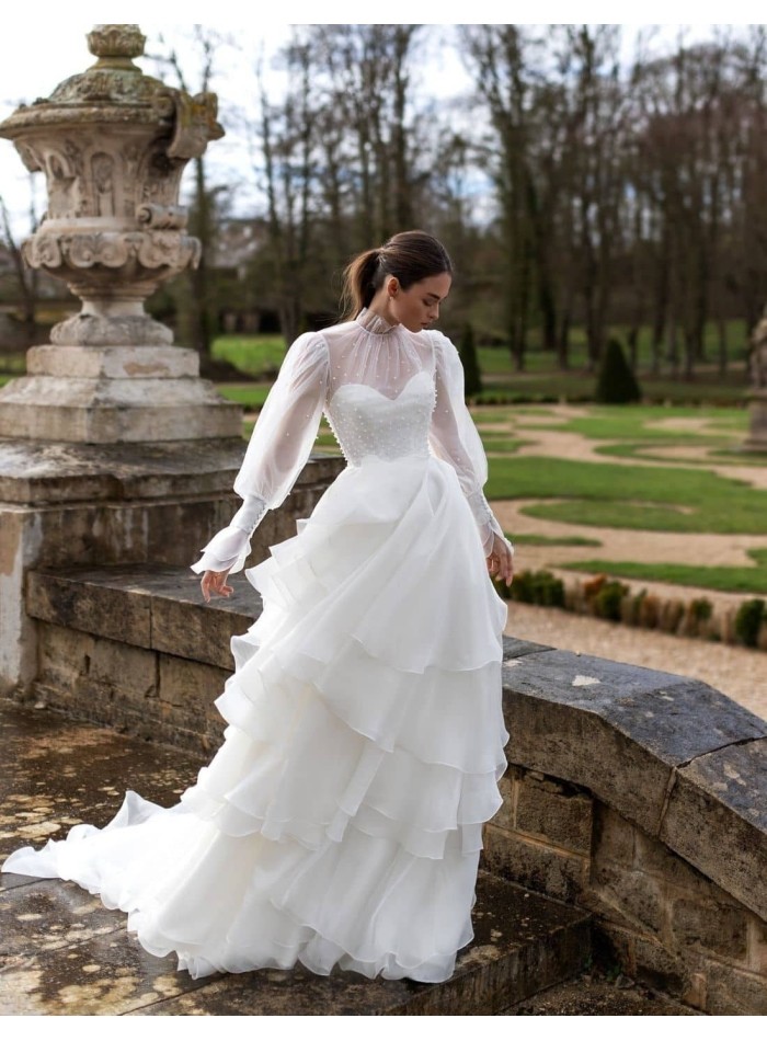 Vestido de novia de manga larga y falda a capas de Pollardi