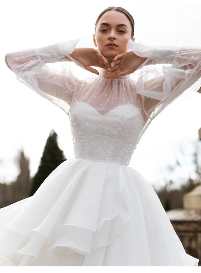 Vestido de novia de manga larga y falda a capas precioso