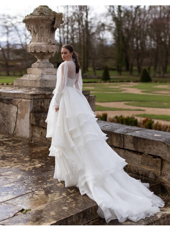 Vestido de novia de manga larga y falda a capas