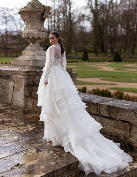 Wedding dress with long sleeves and layered skirt Wedding dress with long sleeves and layered skirt