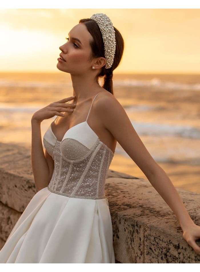 Diadema de fiesta adornada con perlas