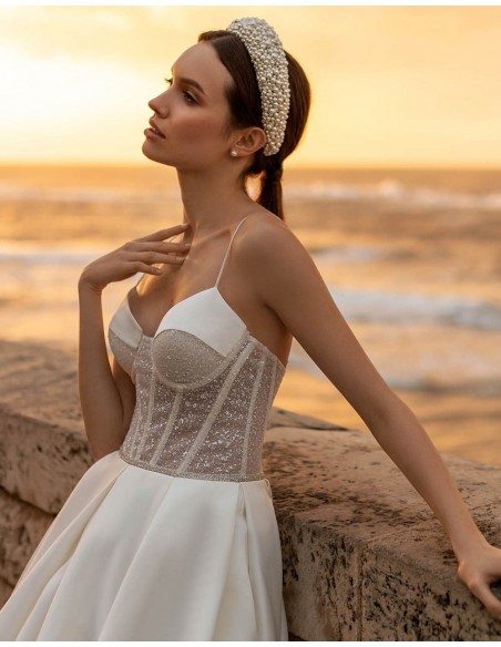 Diadema de fiesta adornada con perlas