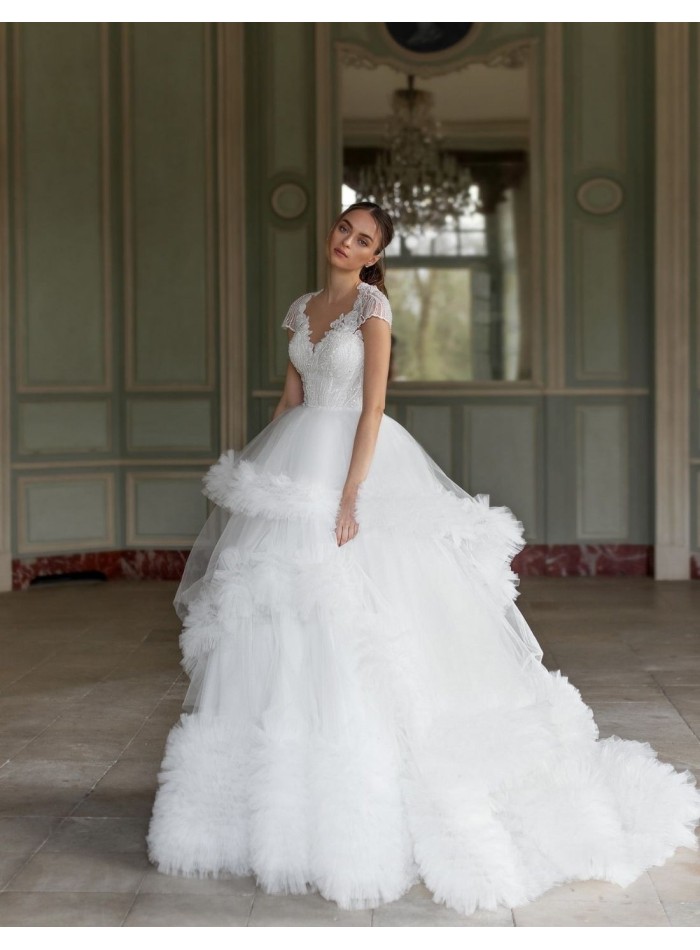 Vestido de novia con cuerpo de pedrería y falda pomposa de Pollardi