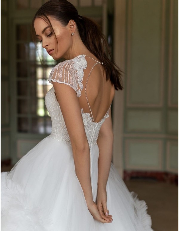Vestido de novia con cuerpo de pedrería y falda pomposa precioso 2