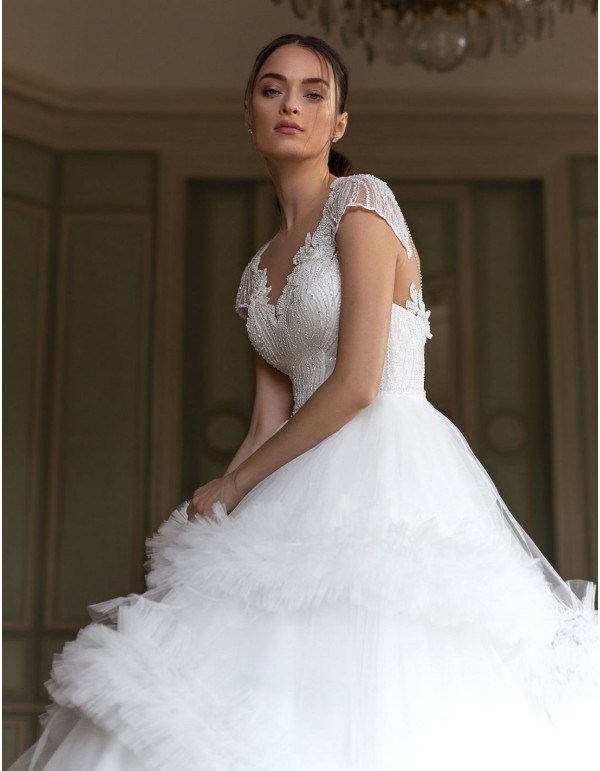 Vestido de novia con cuerpo de pedrería y falda pomposa precioso