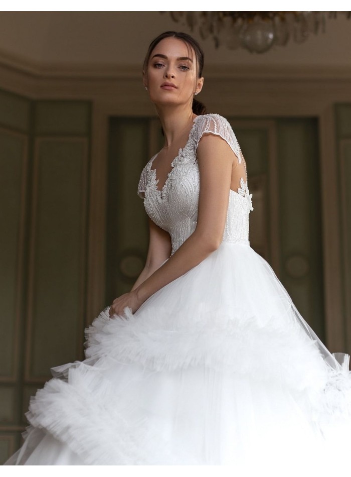 Vestido de novia con cuerpo de pedrería y falda pomposa precioso