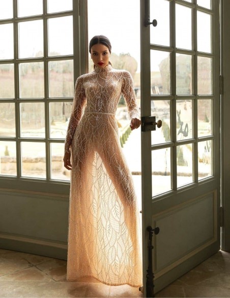 Vestido de novia con bordado de pedrería y manga larga de Pollardi Vestido de novia con bordado de pedrería y manga larga de Pollardi