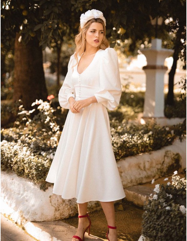 Cocktail wedding dress with flared skirt and puffed sleeves en INVITADISIMA