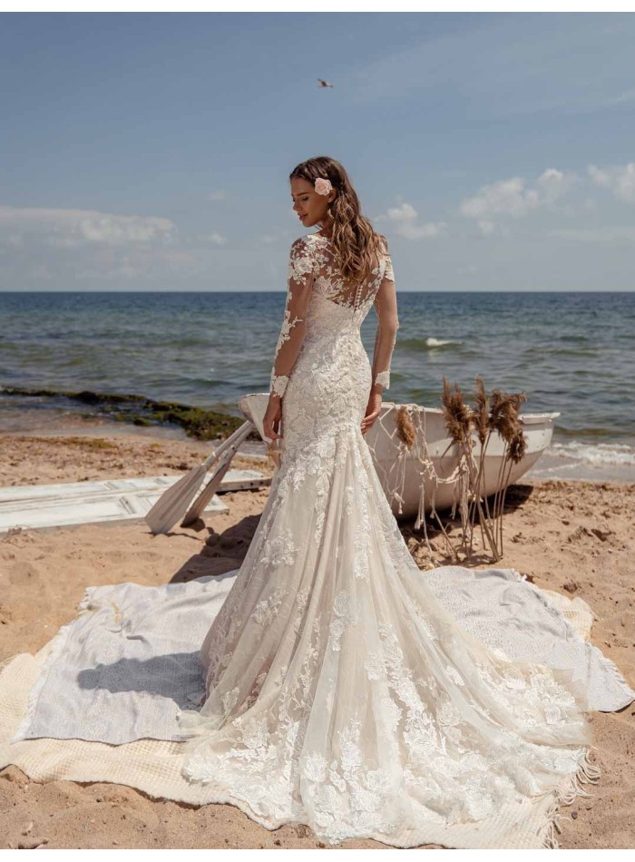 Vestido de novia con bordado de pedrería y escote en V y mangas largas en INVITADISIMA