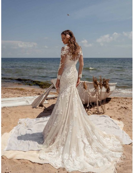 Vestido de novia con bordado de pedrería y escote en V y mangas largas en INVITADISIMA Vestido de novia con bordado de pedrería y escote en V y mangas largas en INVITADISIMA