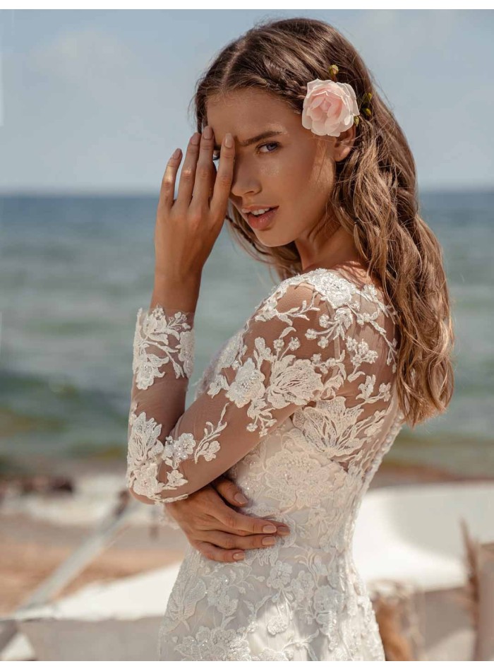 Vestido de novia con bordado de pedrería y escote en V y mangas largas con efecto tatoo en INVITADISIMA