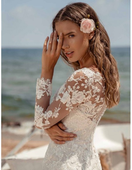 Vestido de novia con bordado de pedrería y escote en V y mangas largas con efecto tatoo en INVITADISIMA
