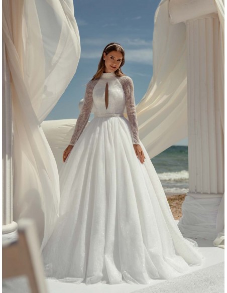 Vestido de novia de corte princesa con cuello halter abierto y espalda al descubierto de ANNIE VICTOR en INVITADISIMA Vestido de novia de corte princesa con cuello halter abierto y espalda al descubierto de ANNIE VICTOR en INVITADISIMA