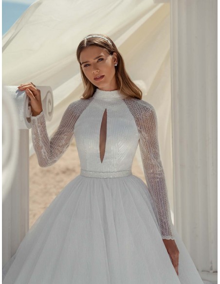 Vestido de novia de corte princesa con cuello halter abierto y espalda al descubierto en INVITADISIMA Vestido de novia de corte princesa con cuello halter abierto y espalda al descubierto en INVITADISIMA