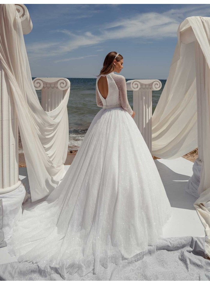 Vestido de novia de corte princesa con cuello halter abierto y espalda al descubierto precioso en INVITADISIMA