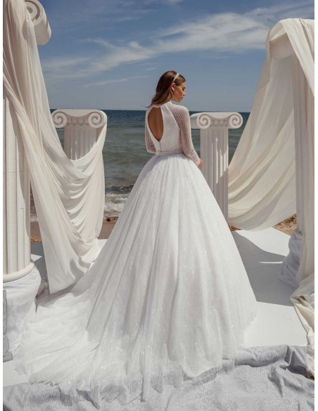 Vestido de novia de corte princesa con cuello halter abierto y espalda al descubierto precioso en INVITADISIMA Vestido de novia de corte princesa con cuello halter abierto y espalda al descubierto precioso en INVITADISIMA