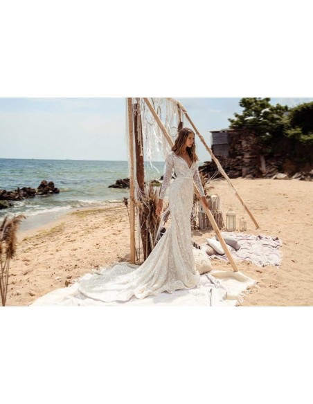 Vestido de novia evasé con escote cruzado en pico y lujoso encaje semitransparente precioso de ANNIE VICTOR para INVITADISIMA Vestido de novia evasé con escote cruzado en pico y lujoso encaje semitransparente precioso de ANNIE VICTOR para INVITADISIMA