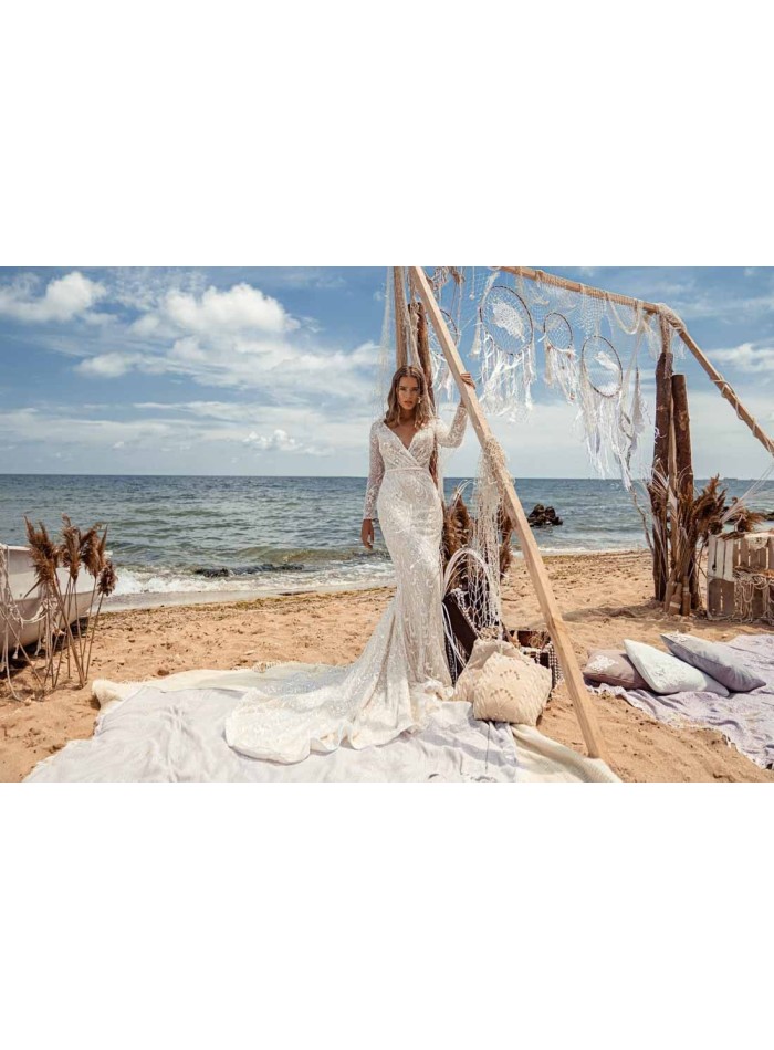 Vestido de novia evasé con escote cruzado en pico y lujoso encaje semitransparente de ANNIE VICTOR