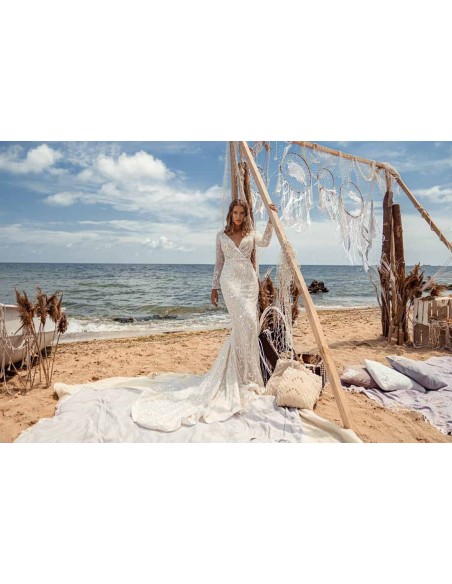 Vestido de novia evasé con escote cruzado en pico y lujoso encaje semitransparente de ANNIE VICTOR