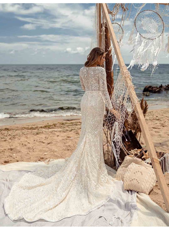 Vestido de novia evasé con escote cruzado en pico y lujoso encaje semitransparente precioso en INVITADISIMA