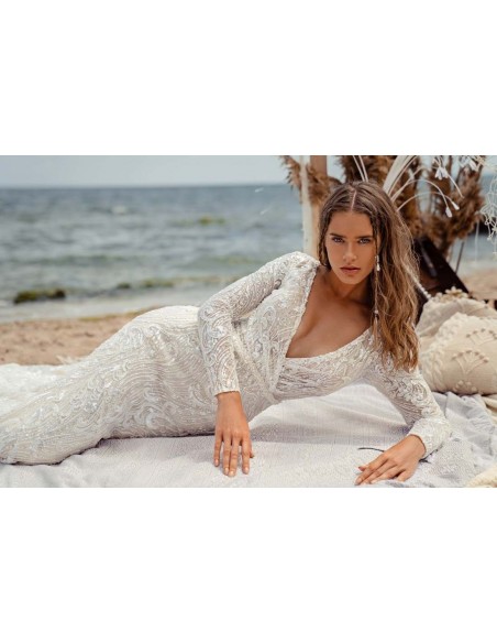Vestido de novia evasé con escote cruzado en pico y lujoso encaje semitransparente espectacular en INVITADISIMA Vestido de novia evasé con escote cruzado en pico y lujoso encaje semitransparente espectacular en INVITADISIMA