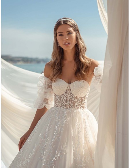 Vestido de novia evasée con escote palabra de honor y espalda descubierta en tul bordado de ANNIE VICTOR en INVITADISIMA Vestido de novia evasée con escote palabra de honor y espalda descubierta en tul bordado de ANNIE VICTOR en INVITADISIMA