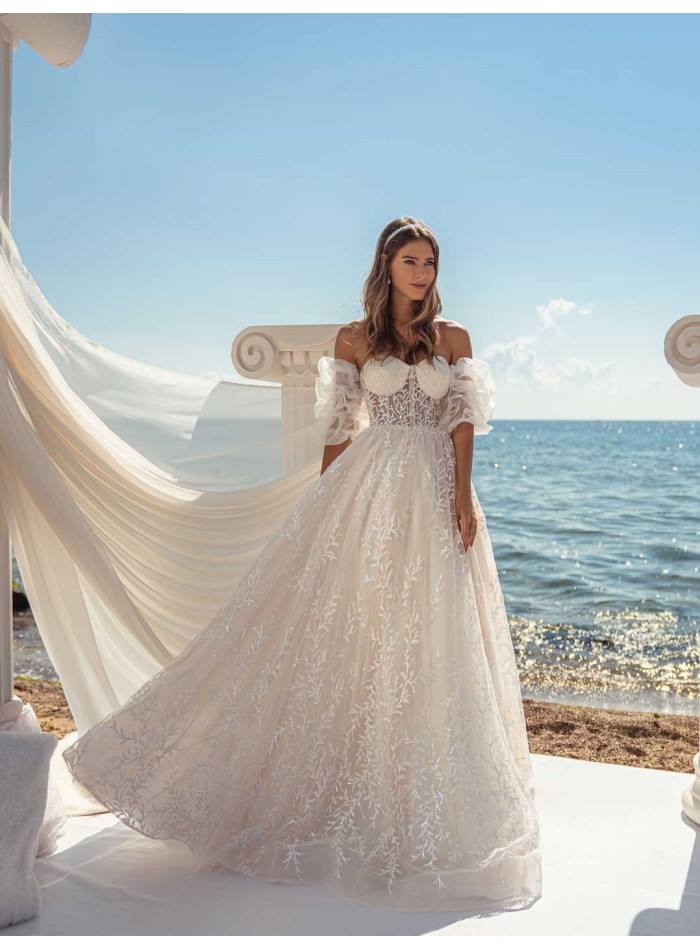 Vestido de novia evasée con escote palabra de honor y espalda descubierta en tul bordado con espectacular cola