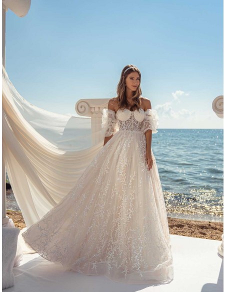 Vestido de novia evasée con escote palabra de honor y espalda descubierta en tul bordado con espectacular cola Vestido de novia evasée con escote palabra de honor y espalda descubierta en tul bordado con espectacular cola