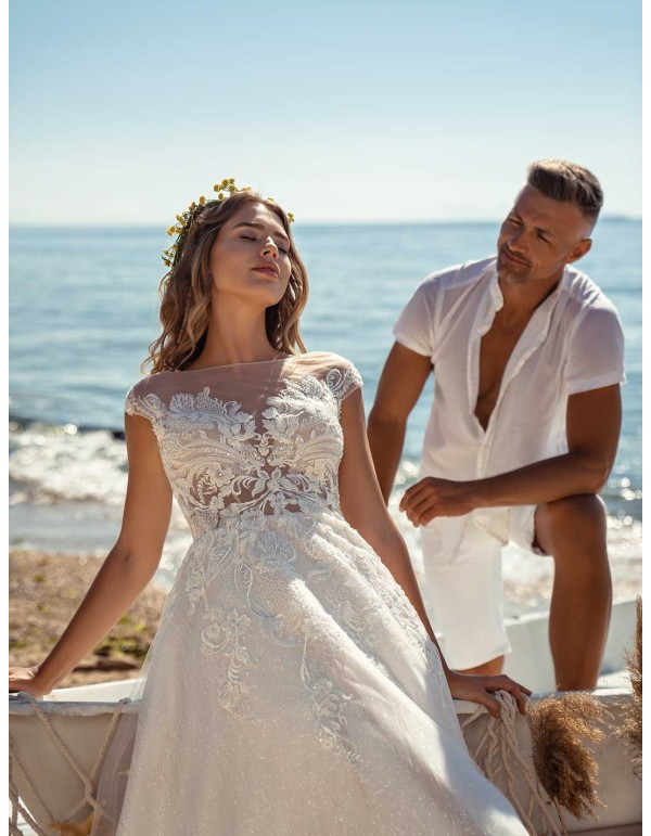 Vestido de novia con corte princesa con cuerpo semitransparente en tul bordado precioso en INVITADISIMA 2