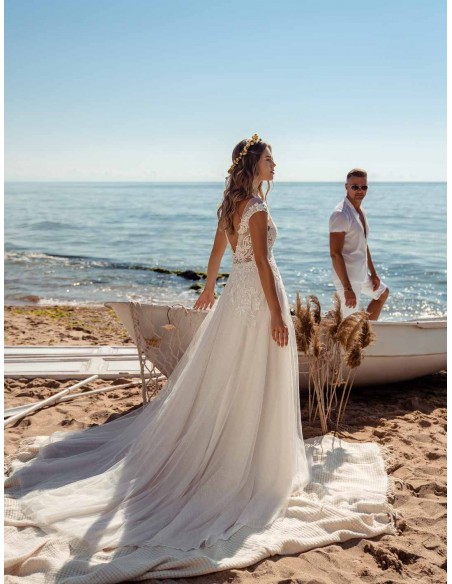 Vestido de novia con corte princesa con cuerpo semitransparente en tul bordado de ANNIE VICTOR en INVITADISIMA Vestido de novia con corte princesa con cuerpo semitransparente en tul bordado de ANNIE VICTOR en INVITADISIMA