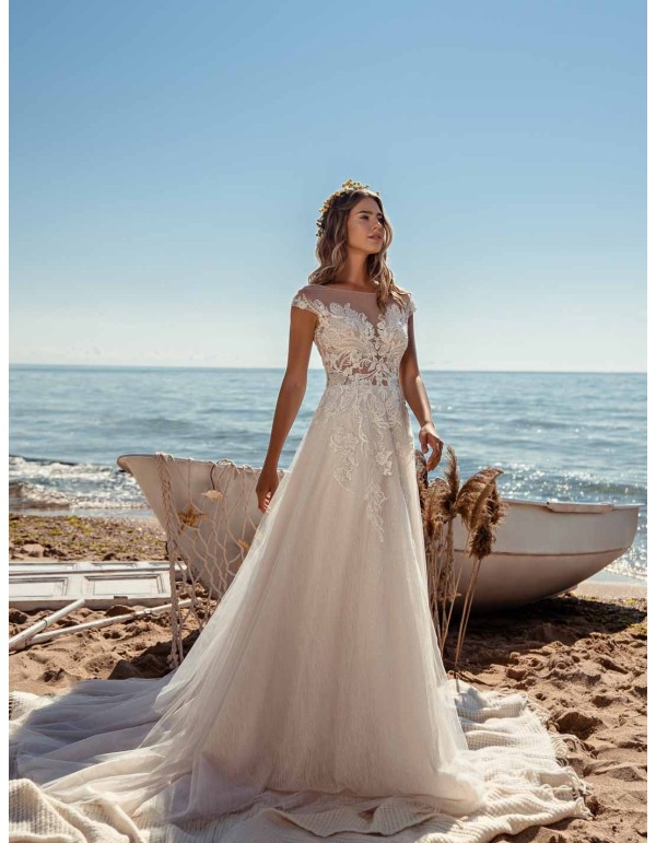 Princess cut wedding dress with semitransparent bodice in embroidered tulle by ANNIE VICTOR at INVITADISIMA