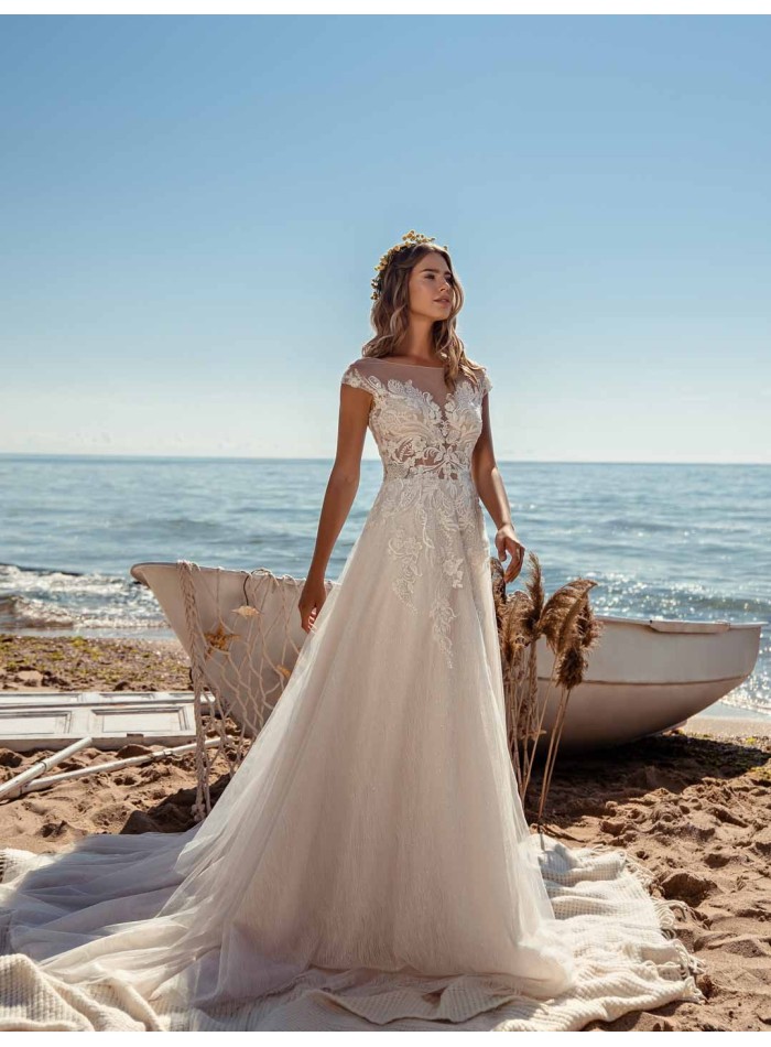 Vestido de novia con corte princesa con cuerpo semitransparente en tul bordado precioso en INVITADISIMA