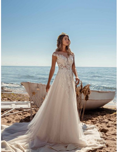 Vestido de novia con corte princesa con cuerpo semitransparente en tul bordado precioso en INVITADISIMA Vestido de novia con corte princesa con cuerpo semitransparente en tul bordado precioso en INVITADISIMA