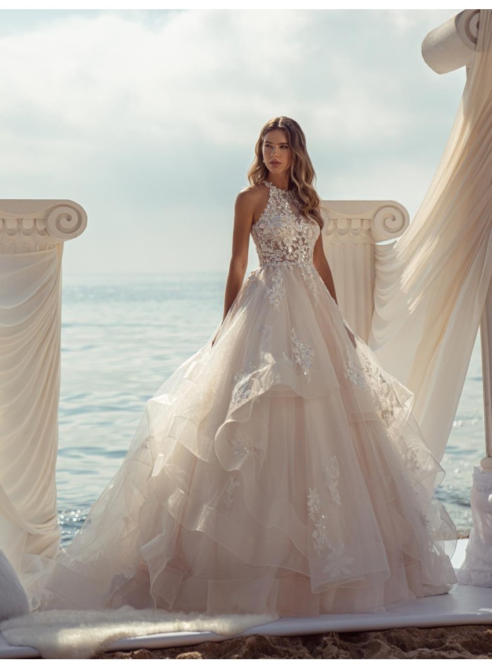 Vestido de novia romántico con falda superpuesta y cuerpo con pedrería y escote halter precioso en INVITADISIMA