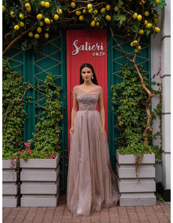 Vestido largo de fiesta rosa empolvado con escote bandeau cruzado de tul en INVITADISIMA