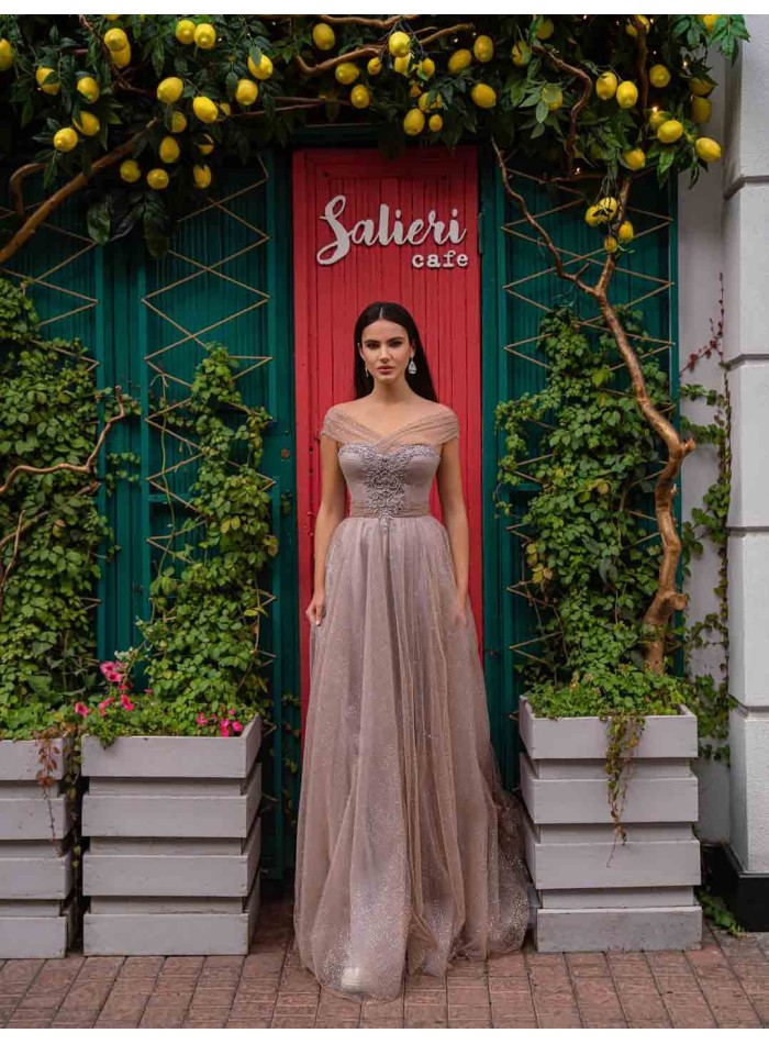 Vestido largo de fiesta rosa empolvado con escote bandeau cruzado de tul en INVITADISIMA