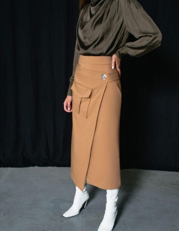 Falda asimétrica marrón con bolsillo delantero elsa barreto