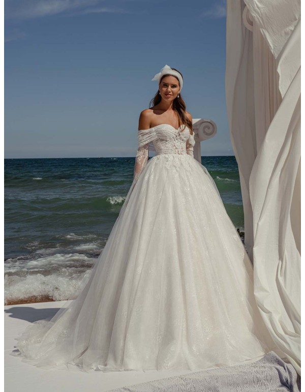 Vestido de novia con corte princesa y envolvente escote con manga larga de delicado encaje en INVITADISIMA