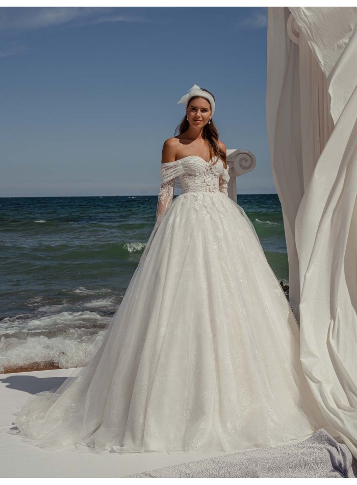 Vestido de novia con corte princesa y envolvente escote con manga larga de delicado encaje en INVITADISIMA